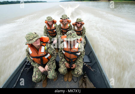 171121-N-QM691-0217 fiume del Amazon, Brasile (nov. 21, 2017) una squadra di cinque Stati Uniti Navy medici viaggiare in un remoto villaggio lungo il Rio delle Amazzoni in Brasile, 21 novembre. In senso orario da sinistra, sono Lt. La Cmdr. Patricia Hogan, una medicina interna specialista; Lt. La Cmdr. Robert P. Lennon, uno specialista in medicina generale; Lt. La Cmdr. Thomas K. Barlow, uno specialista in dermatologia; Lt. Gregory J Condos, una medicina interna specialista; e il tenente La Cmdr. Nehkonti Adams, malattie infettive specialista. Il team si impegna in un mese di missione umanitaria fino il fiume del Amazon. Essi stanno lavorando con il reggiseno Foto Stock