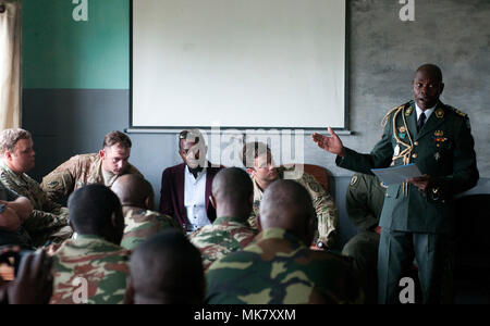 Camerunese Forze Armate Il Mag. Rene Didier Bekada, destra, vice comandante del Cameroon forze armate (scuola di ingegneria, dà un discorso durante la cerimonia di laurea di esercizio contatore esplosivi improvvisati Device-Defeat Fase I a Douala Camerun, Novembre 17, 2017. L'esercizio, guidati da U.S. I soldati della 764th Ordnance Company (l'eliminazione degli ordigni esplosivi) fuori di Fort Carson, Colo., insegna potenzialmente salvavita competenze, incluse le modalità per il riconoscimento e lo smaltimento sicuro di IED. La minaccia di IED contatto è rilevante per le truppe camerunesi, che distribuiscono il lago Ciad Bacino di lotta Boko Foto Stock