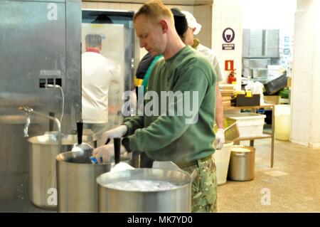 Sgt. David Hearne, David, culinario sottufficiale della luce dragoni, Balaklava truppa del Regno Unito, assegnati al gruppo da battaglia della Polonia si prepara la crema per la prima Giornata del Ringraziamento pasto evento come un gruppo di combattimento a Bemowo Piskie Area Formazione, Polonia, il 22 novembre 2017. Foto Stock