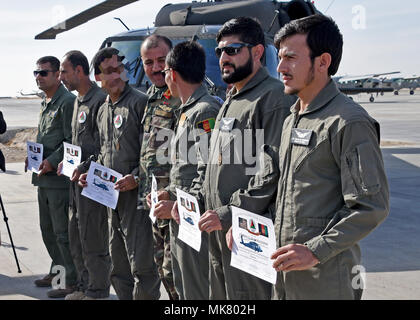Afghan Air Force piloti visualizzare i loro certificati dopo un UH-60 Black Hawk aerei corsi di formazione di qualifica cerimonia di laurea a Kandahar Airfield, Afghanistan, nov. 20, 2017. Sei piloti sono i primi AAF Black Hawk piloti, è parte di un più ampio programma di modernizzazione. La Afghan Air Force sarà più del doppio della loro flotta di aeromobili nel corso dei prossimi sette anni. Piani includono l'introduzione di AC-208 attacco aereo e UH-60 Black Hawk elicotteri d'assalto, e ulteriore A-29 attacco e aeromobili MD-530 elicotteri da attacco alla forza. (U.S. Air Force foto di Tech. Sgt. Veronica Pierce) Foto Stock