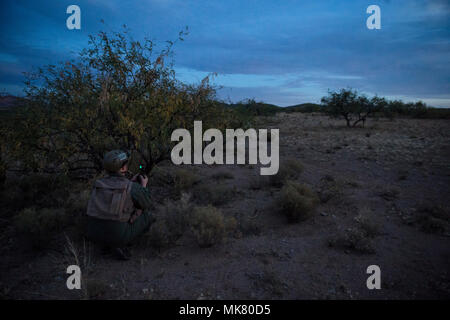 Un isolato del personale Relazioni di sé la sua posizione nelle vicinanze di attività durante un ripristino del personale di formazione missionaria per l'angelo Thunder esercizio nell'Arizona meridionale il 9 novembre 14, 2017. Angelo Thunder è una di due settimane, Air Combat Command-sponsorizzato, joint certificata e accreditata il recupero del personale è stata incentrata sulla ricerca e soccorso. Questo esercizio è progettato per fornire corsi di formazione per il personale il recupero degli asset usando una varietà di scenari per simulare condizioni di distribuzione e gli imprevisti. (U.S. Air Force photo by Staff Sgt. Andrew Lee) Foto Stock