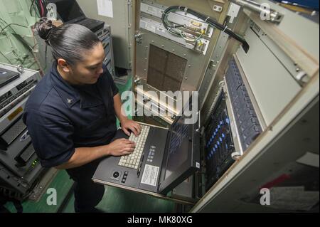 171125-N-ZS023-019 GOLFO ARABICO (nov. 25, 2017) Informazioni Tecnico dei sistemi di terza classe Ashley Adams, un nativo di Houston, assegnato al comando, controllo, computer, comunicazioni, sistemi di combattimento, e intelligence department a bordo dell'assalto anfibio nave USS America (LHA 6), risolvere i problemi relativi a un server nel sistema di elaborazione dati camera. L'America è l'ammiraglia per l'America anfibio gruppo pronto e, con l'avviato xv MEU, è distribuito negli Stati Uniti Quinta Flotta area di operazioni a sostegno della sicurezza marittima operazioni destinate a rassicurare gli alleati e partner e preservare la libertà di navig Foto Stock