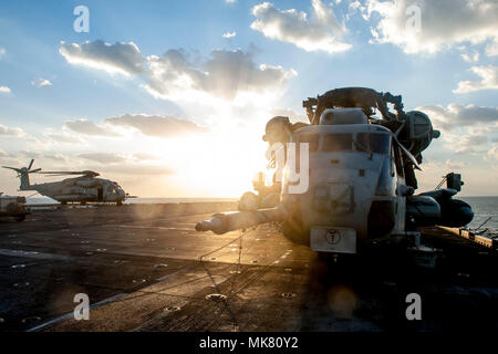 171125-N-ZS023-003 GOLFO ARABICO (nov. 25, 2017) CH-53E Super Stallion elicotteri assegnati a mezzo marino Tiltrotor Squadron (VMM) 161 (rinforzato) a bordo di un assalto anfibio nave USS America (LHA 6) sono fissate al ponte di volo seguenti operazioni di volo. L'America è l'ammiraglia per l'America anfibio gruppo pronto e, con l'avviato xv MEU, è distribuito negli Stati Uniti Quinta Flotta area di operazioni a sostegno della sicurezza marittima operazioni destinate a rassicurare gli alleati e partner e preservare la libertà di navigazione e il libero flusso di commercio nella regione. (U.S. Foto di Marina b Foto Stock