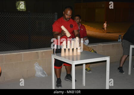 171123-A-DQ480-005 CAMP ARIFJAN, Kuwait- Angelo privato Escobar, ingegnere 854th battaglione, Fort Dix New Jersey compete nel MWR Turchia giochi sul giorno del Ringraziamento, Camp Arifjan, Kuwait, nov. 23, 2017. (U.S. Foto dell'esercito da 1Lt. Vanessa Rios) Foto Stock