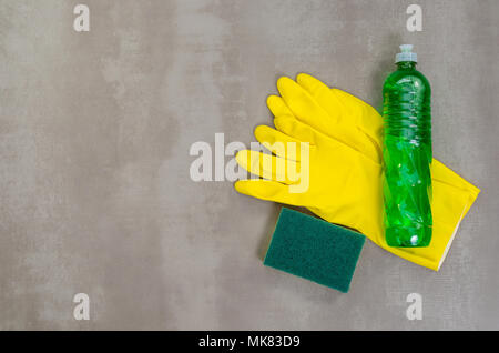 Grande concetto di pulizia, vari prodotti utilizzati per la pulizia su sfondo grigio. Foto Stock