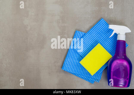 Grande concetto di pulizia, vari prodotti utilizzati per la pulizia su sfondo grigio. Foto Stock