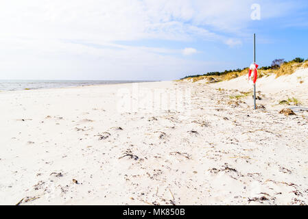 Spraggehusen, Svezia - salvagente sul bordo della spiaggia di sabbia su una soleggiata giornata di primavera. Foto Stock