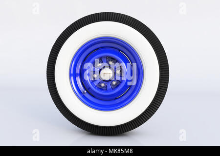Blu ruota retrò. 3D render Foto Stock