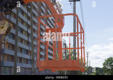 Gru culla della piattaforma di lavoro, cherry picker o cestello nel sito in costruzione Foto Stock