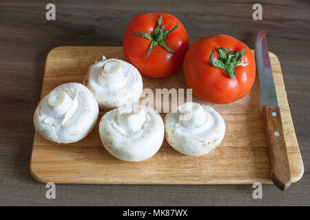 Mise en place setup di ingredienti per la cena sul tagliere di legno prima di preparazione, dieta bacground lifestyle Foto Stock