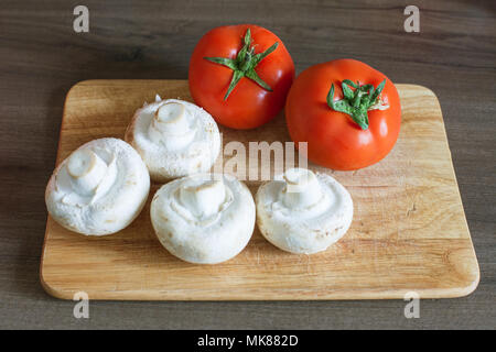 Mise en place setup di ingredienti per la cena sul tagliere di legno prima di preparazione, dieta bacground lifestyle Foto Stock