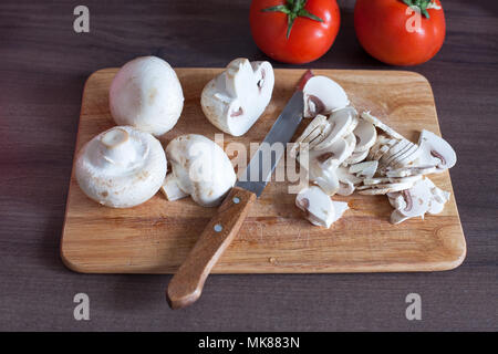 Mise en place setup di ingredienti per la cena sul tagliere di legno prima di preparazione, dieta bacground lifestyle Foto Stock