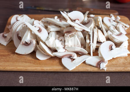 Mise en place setup di ingredienti per la cena sul tagliere di legno prima di preparazione, dieta bacground lifestyle Foto Stock