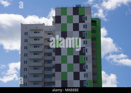 Tri-color facciata con finestre alte. I dettagli architettonici della città Foto Stock