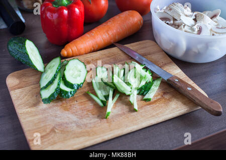 Mise en place setup di ingredienti per la cena sul tagliere di legno prima di preparazione, dieta bacground lifestyle Foto Stock