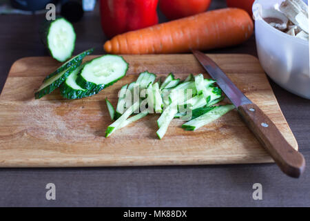 Mise en place setup di ingredienti per la cena sul tagliere di legno prima di preparazione, dieta bacground lifestyle Foto Stock