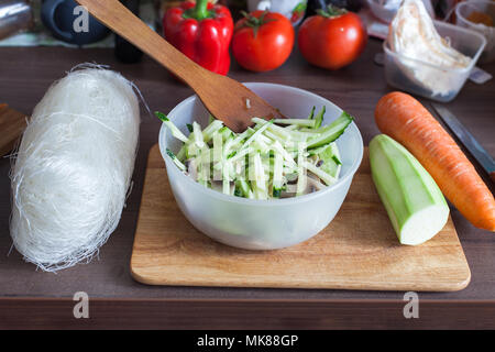 Mise en place setup di ingredienti per la cena sul tagliere di legno prima di preparazione, dieta bacground lifestyle Foto Stock