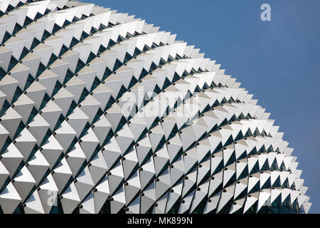 L'Esplanade è un centro di arti dello spettacolo di livello mondiale composto da cupole di vetro arrotondate dotate di oltre 7.000 ombrelloni triangolari in alluminio. Singapore. Foto Stock