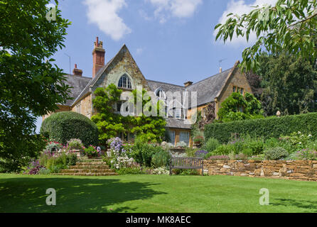 Coton Manor, un maniero del XVII secolo, circondato da giardini paesaggistici e aperto al pubblico; Coton, Northamptonshire, Regno Unito Foto Stock