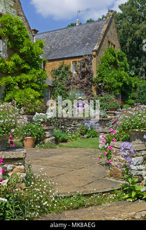 Coton Manor, un maniero del XVII secolo, circondato da giardini paesaggistici e aperto al pubblico; Coton, Northamptonshire, Regno Unito Foto Stock