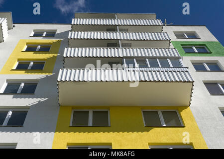 Vista dal basso della facciata del moderno a più piani house Foto Stock