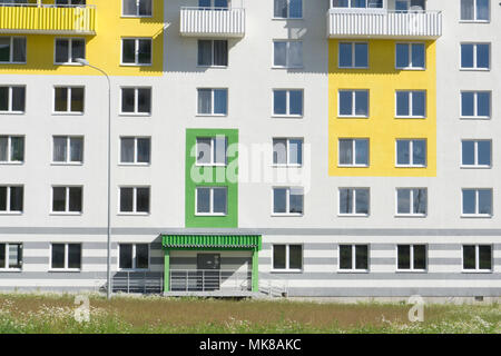 Nuova casa di lusso a giornata di sole in colori diversi Foto Stock