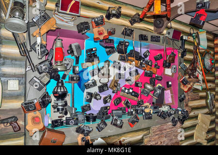 Kiselevsk, Russia, Cafe 'Traktir telega" - 5 Maggio 2018: Set di diversi modelli di vecchie macchine fotografiche d'epoca e attrezzature in interno del cafe, decorate i Foto Stock