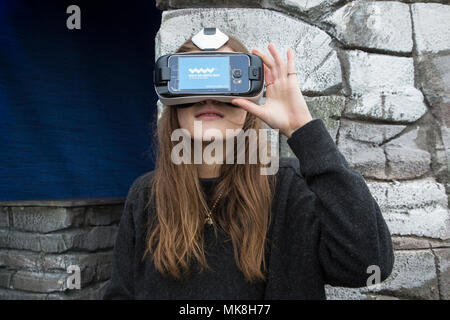 Le giovani donne che indossano le cuffie VR per visualizzare la destinazione di viaggio sull'anello di Kerry, utilizzato dall'Irish tourist board per promuovere l'Skellig Rocks Foto Stock