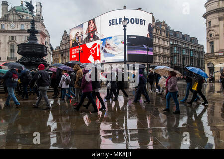 Wet Weather in Central London porta fuori un sacco di ombrelloni - la grande estate britannica Foto Stock