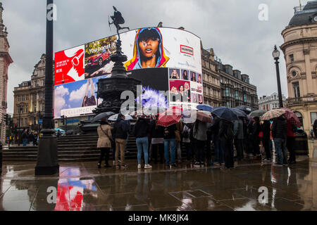 Wet Weather in Central London porta fuori un sacco di ombrelloni - la grande estate britannica Foto Stock