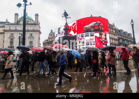 Wet Weather in Central London porta fuori un sacco di ombrelloni - la grande estate britannica Foto Stock