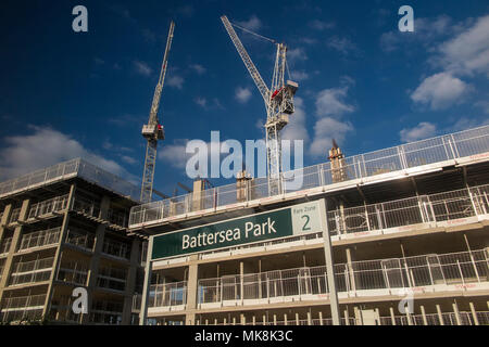 Battersea Park Station segno dalla piattaforma che si affaccia su nuovi appartamenti essendo sviluppato da Battersea Power Station Foto Stock