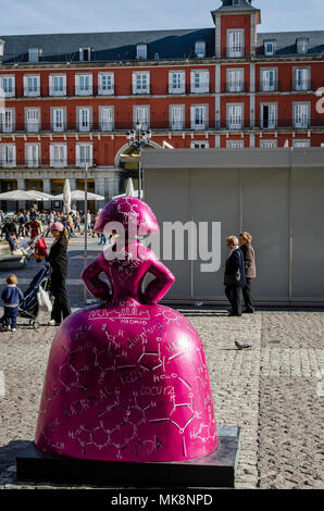 Un'arte figura Menina vista posteriore nella città vecchia, Plaza Mayor, la città di Madrid, Spagna. Foto Stock