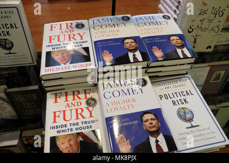 Il fuoco e la furia' Michael Wolfe Book e 'una maggiore fedeltà " James Comey libri la focalizzazione su Donald Trump il comportamento per la vendita in bookstore UK KATHY DEWITT Foto Stock