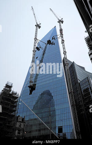 Un bisturi grattacielo Torre alta e moderna office block e gru in costruzione su Lime Street nella città di Londra UK KATHY DEWITT Foto Stock
