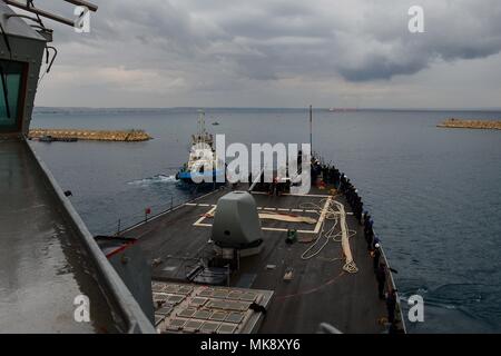 171125-N-QR145-020 Larnaca, Cipro (nov. 25, 2017) marinai uomo la rampa come Arleigh Burke-class guidato-missile destroyer USS Porter (DDG 78) si diparte Larnaca, Cipro, a seguito di una programmata visita porta nov. 25, 2017. Porter, distribuita a Rota, Spagna, è sulla sua quarta patrol NEGLI STATI UNITI Sesta flotta area di operazioni a sostegno degli enti regionali alleati e partner, e degli Stati Uniti gli interessi di sicurezza nazionali in Europa. (U.S. Foto di Marina di Massa lo specialista di comunicazione di terza classe Krystina Coffey/ rilasciato) Foto Stock