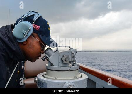 171125-N-QR145-039 Larnaca, Cipro (nov. 25, 2017) Intendente di terza classe Donald Felton utilizza un alidada come Arleigh Burke-class guidato-missile destroyer USS Porter (DDG 78) si diparte Larnaca, Cipro, a seguito di una programmata visita porta nov. 25, 2017. Porter, distribuita a Rota, Spagna, è sulla sua quarta patrol NEGLI STATI UNITI Sesta flotta area di operazioni a sostegno degli enti regionali alleati e partner, e degli Stati Uniti gli interessi di sicurezza nazionali in Europa. (U.S. Foto di Marina di Massa lo specialista di comunicazione di terza classe Krystina Coffey/ rilasciato) Foto Stock