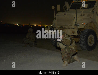 Senior Airman Maria Joyce (a destra), 455th Expeditionary forze di sicurezza squadrone settore Echo controllore di comando e Airman 1. Classe Henry Soto, 455th FSE patrolman, fornire una linea di volo sicurezza protetta nov. 23, 2017 a Bagram Airfield, Afghanistan. Le forze di sicurezza dichiarazione di missione è di proteggere, difendere e lottare per consentire a US Air Force, giunto e missioni di coalizione. (U.S. Air Force foto/Staff Sgt. La divina Cox) Foto Stock