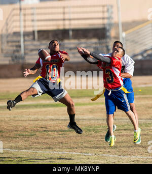 Sgt. Xzavier Wolef (sinistra) e lo Staff Sgt. Pedro Villa abbattere un tentativo di passare durante la prima metà di thi anno la Turchia Bowl, vaiolatura MCLB Barstow Marines contro reservist Marine assegnato alla flotta divisione di assistenza nov. 21 a bordo del Marine Corps base logistica Barstow. Foto Stock