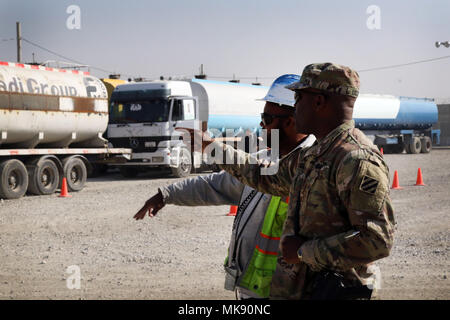 Aviosuperficie di Bagram, Afghanistan - il sergente di prima classe Rodney Lissade, la difesa di Logistica rappresentante dell'Agenzia per la terza divisione di fanteria sostegno deciso supporto brigata, e Mark Davis, un trasporto tecnico di sicurezza con Fluor, un subappaltatore di DLA, discutere i piani per spostare i camion di carburante che stamattina a livello nazionale afghano cantiere di autotrasporti su Bagram Airfield, in Afghanistan il 9 novembre 22. Attraverso gli sforzi combinati di terza Inf. Div. RSSB soldati e civili di appaltatori e il personale di sicurezza, il carburante viene portato su di BAF per essere usati dal post o distribuiti in tutta la Combined Joint operat Foto Stock