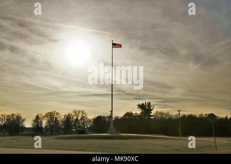 Bandiera degli Stati Uniti d'America è illuminata da un fondale di sole del pomeriggio nov. 27, 2017, mentre si è in volo sul pennone di fronte la sede di guarnigione a Fort McCoy, Wis. il tempo per la fine del mese di novembre è stato unseasonably caldo con temperature intorno ai 50 gradi Fahrenheit. (U.S. Foto dell'esercito da Scott T. Sturkol, Ufficio per gli affari pubblici, Fort McCoy, Wis.) Foto Stock