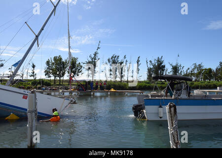 Imbarcazione di salvataggio dei contraenti allegare un towline per una nave dotata di messa a terra in Ponce, Puerto Rico, nov. 27, 2017. Il recipiente è stato collegato a massa a causa dell'Uragano Maria.La Maria FSE-10 PR comando unificato, consistente del dipartimento delle risorse naturali e ambientali, U.S. Coast Guard, in congiunzione con il Porto Rico della qualità ambientale Scheda di controllo, Agenzia di protezione ambientale e di Stati Uniti e Fish & Wildlife Service, risponde alle navi trovato essere danneggiato, spostato, sommerse o affondata. Parte del FSE-10 missione è la protezione di habitat sensibili e minacciati e in pericolo di estinzione spec Foto Stock