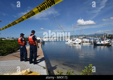 Costa due guardie osservare una nave dotata di messa a terra in preparazione per le operazioni di salvataggio in Ponce, Puerto Rico, nov. 27, 2017. Il recipiente è stato collegato a massa a causa dell'Uragano Maria. La Maria FSE-10 PR comando unificato, consistente del dipartimento delle risorse naturali e ambientali, U.S. Coast Guard, in congiunzione con il Porto Rico della qualità ambientale Scheda di controllo, Agenzia di protezione ambientale e di Stati Uniti e Fish & Wildlife Service, risponde alle navi trovato essere danneggiato, spostato, sommerse o affondata. Parte del FSE-10 missione è la protezione di habitat sensibili e threate Foto Stock