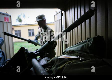 1Lt. Caleb DeVries, Lexington, KY., nativo e un ufficiale di aviazione con il 227th reggimento di aviazione, 1° aria brigata di cavalleria, 1a divisione di cavalleria, afferra le forniture provenienti da un contenitore di storage per supportare la sua unità della missione in Atlantico risolvere nov. 20, 2017. Atlantic risolvere è un Stati Uniti cercano di adempiere gli impegni della NATO ruotando NEGLI STATI UNITI le unità di base in tutto il teatro europeo a scoraggiare le aggressioni contro gli alleati della NATO in Europa. (U.S. Esercito foto di Spc. Hubert D. Delany III/22 Mobile degli affari pubblici distacco) Foto Stock