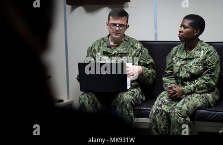 171128-N-QM691-0030 fiume del Amazon, Brasile (nov. 28, 2017) Lt. La Cmdr. Robert Lennon, uno specialista in medicina generale, dà una lezione sulle infezioni trasmesse sessualmente a bordo di NAsH Soares de Meirelles sul fiume Rio delle Amazzoni in Brasile, 28 novembre. Lennon è un membro di una squadra di cinque Stati Uniti Navy medici che sono impegnati in un mese di missione umanitaria sul fiume Rio delle Amazzoni. Il team sta lavorando con la Marina brasiliana per offrire assistenza sanitaria di alcuni dei più persone isolate nel mondo. Come il team di vele da un villaggio al successivo, essi utilizzano il tempo per conferenze mediche e la condivisione delle migliori pratiche Foto Stock