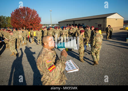 Un Jumpmaster dell'esercito americano dirige paracadutisti durante il 20° annuale Randy Oler Memorial Operation Toy Drop il 30 novembre 2017 a Fort Bragg, Carolina del Nord. L'evento è ospitato dallo U.S. Army Civil Affairs and Psychological Operations Command (Airborne) ed è riconosciuto come la più grande operazione aerea combinata al mondo, con otto nazioni partecipanti. L'immagine di archivio documenta le procedure di controllo in volo durante l'addestramento. Foto Stock