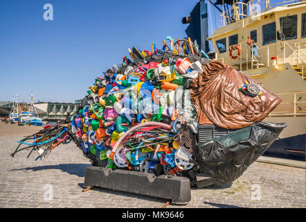 Pesce gigante arte di installazione intitolata 'Golden orate dal Øre suono' all'arte giapponese unità tecnica Yodegawa, fatta di discarted garbage elementi, Por Foto Stock