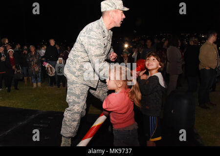 61aria gruppo Base Commander, Col Charles Roberts, insieme con alcuni dei suoi piccoli aiutanti ribaltato l'interruttore alla luce l'albero di Natale, vicino la parata motivi su Fort MacArthur, San Pedro, California, 29 novembre 2017. In seguito la famiglia, gli amici, e l'alloggiamento di base residenti sono stati quindi trattati al cibo snack, giocattoli, artigianato, e una visita con Santa nel centro comunitario per ottenere lo spirito delle festività che va. (U.S. Air Force photo/ Joseph M. Juarez Suor) Foto Stock