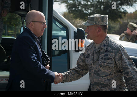 Mark. E. Mitchell, deliberando Assistente del Segretario della Difesa (Special Operations/Low-Intensity conflitto), visite il Reef sul campo Hurlburt Fla., nov. 30, 2017. Mitchell aveva il pranzo con aria Commandos per capire ogni Airman della missione in Air Force Special Operations Command. (U.S. Air Force foto di Airman 1. Classe Giuseppe Pick) Foto Stock