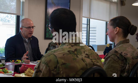 Mark. E. Mitchell, deliberando Assistente del Segretario della Difesa (Special Operations/Low-Intensity conflitto), visite il Reef sul campo Hurlburt Fla., nov. 30, 2017. Mitchell aveva il pranzo con aria Commandos per capire ogni Airman della missione in Air Force Special Operations Command. (U.S. Air Force foto di Airman 1. Classe Giuseppe Pick) Foto Stock